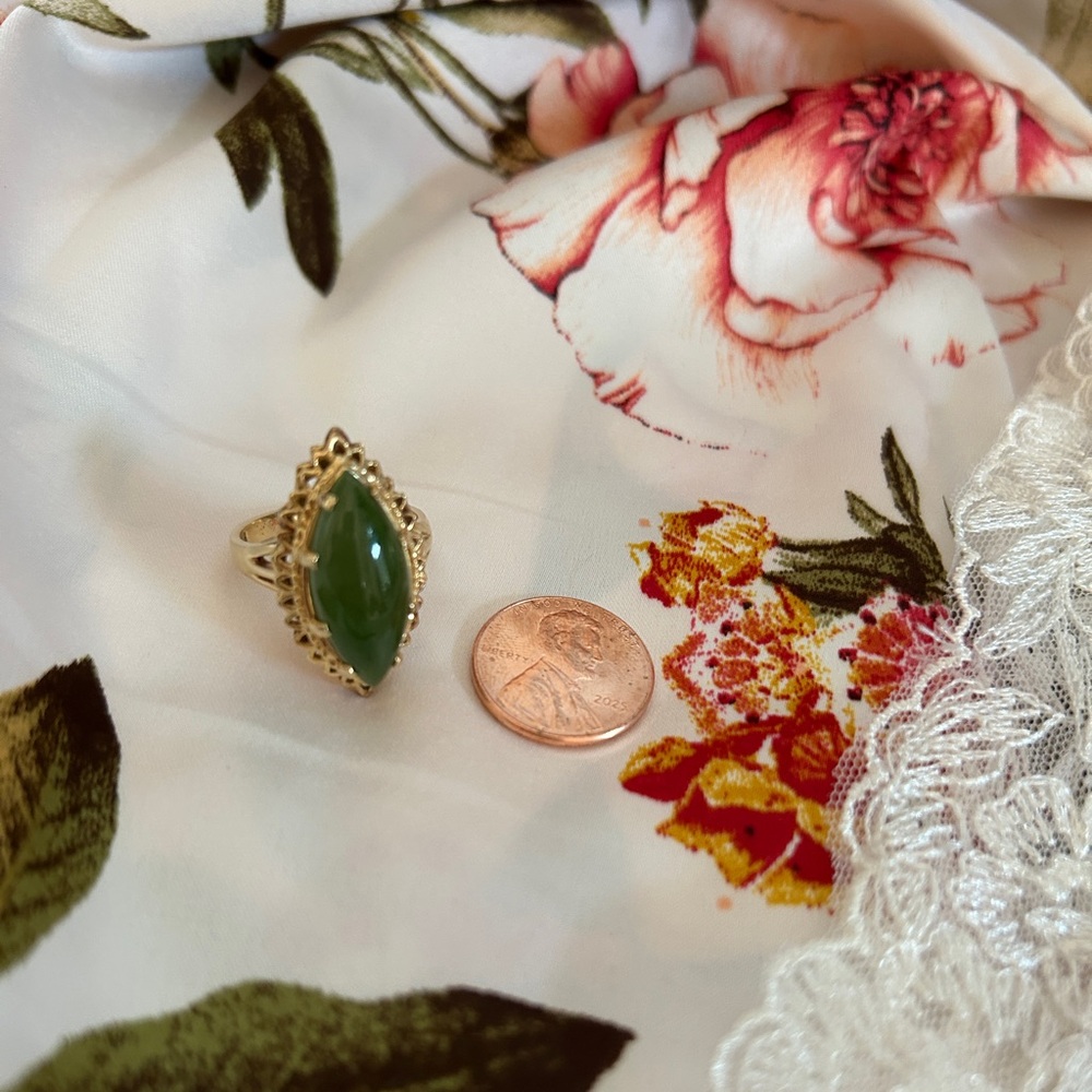 VINTAGE ESTATE PIECE! Jade and 14kt Gold Women's Ring - Picture 2 of 11